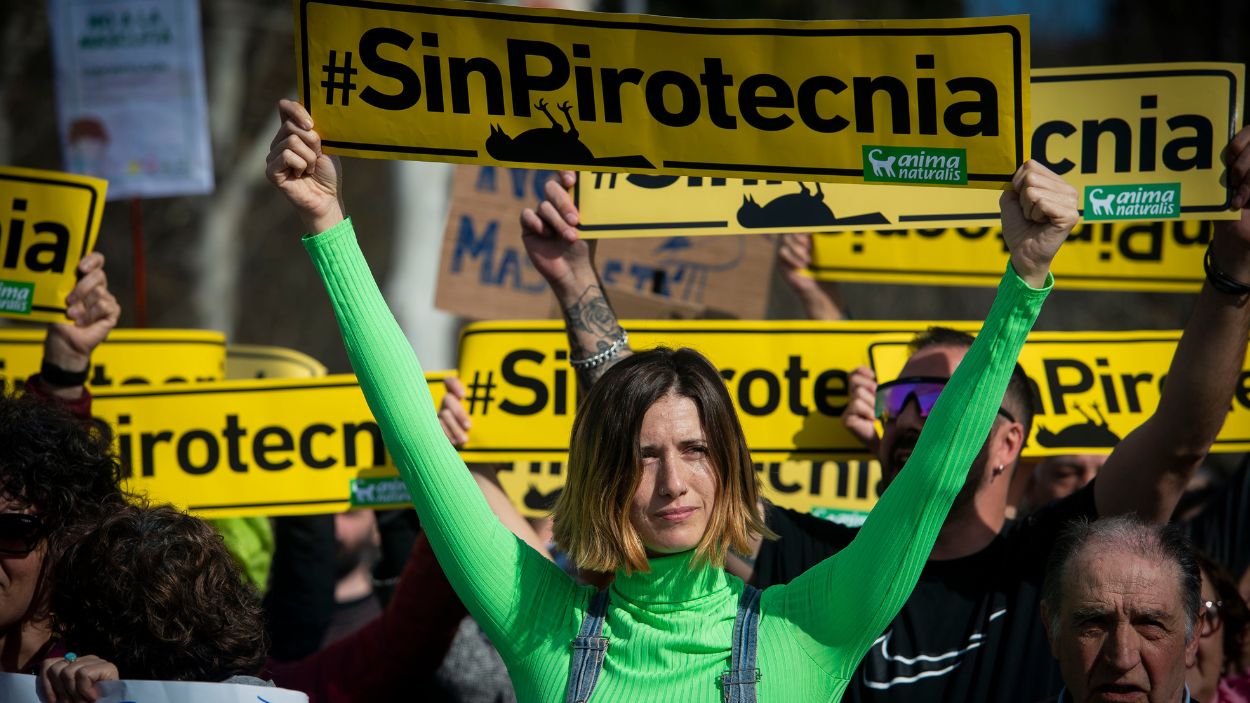 Varias personas protestan durante una manifestación contra la celebración de la mascletà madrileña, en el Puente del Rey de Madrid Río, a 18 de febrero de 2024, en Madrid (España). EP
