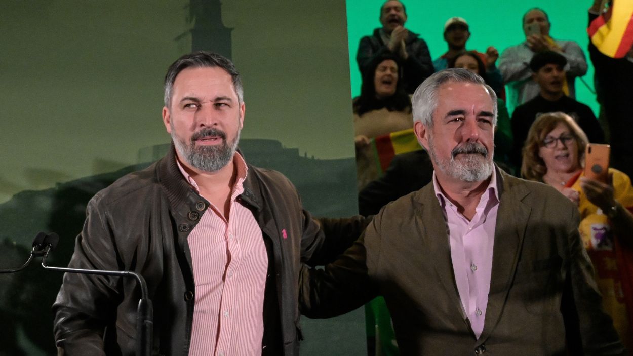 El presidente de Vox, Santiago Abascal, en el mitin de cierre de campaña junto al candidato de la formación a la Presidencia, Álvaro Díaz Mella. EP