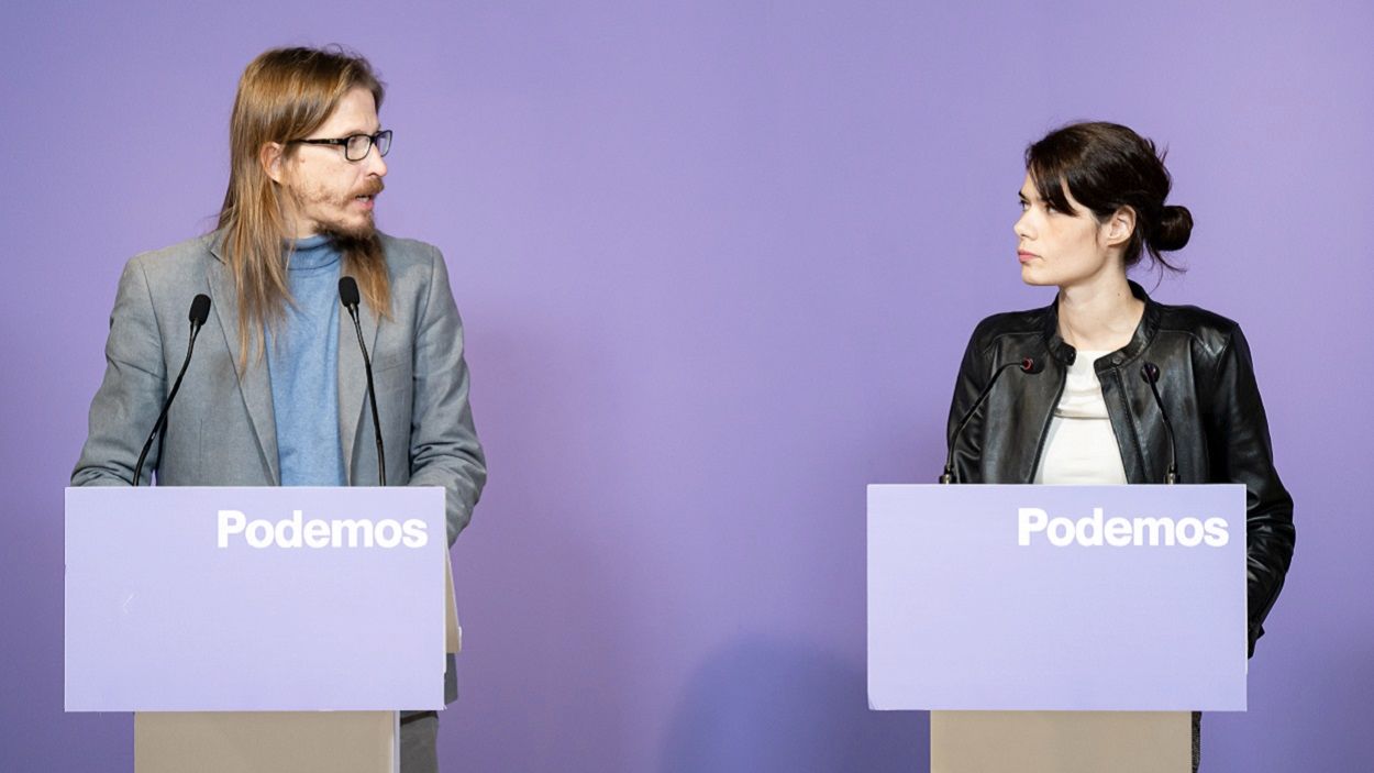 Pablo Fernández e Isa Serra, portavoces de Podemos en rueda de prensa. EP