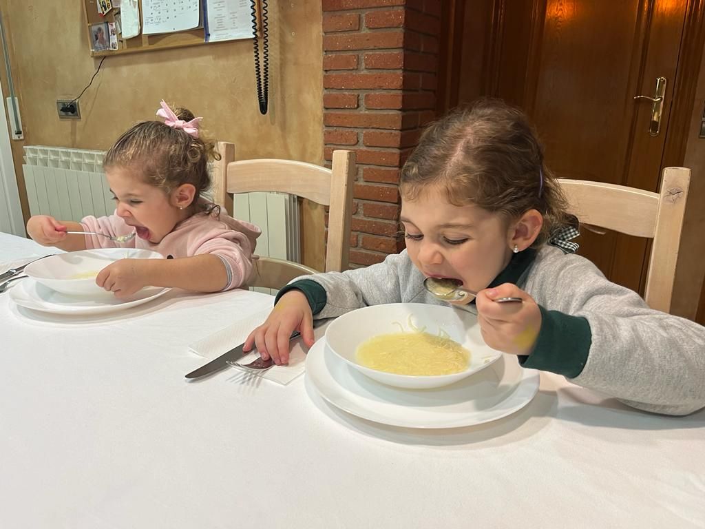 Niñas comiendo sopa | Foto de Grupo Gallo
