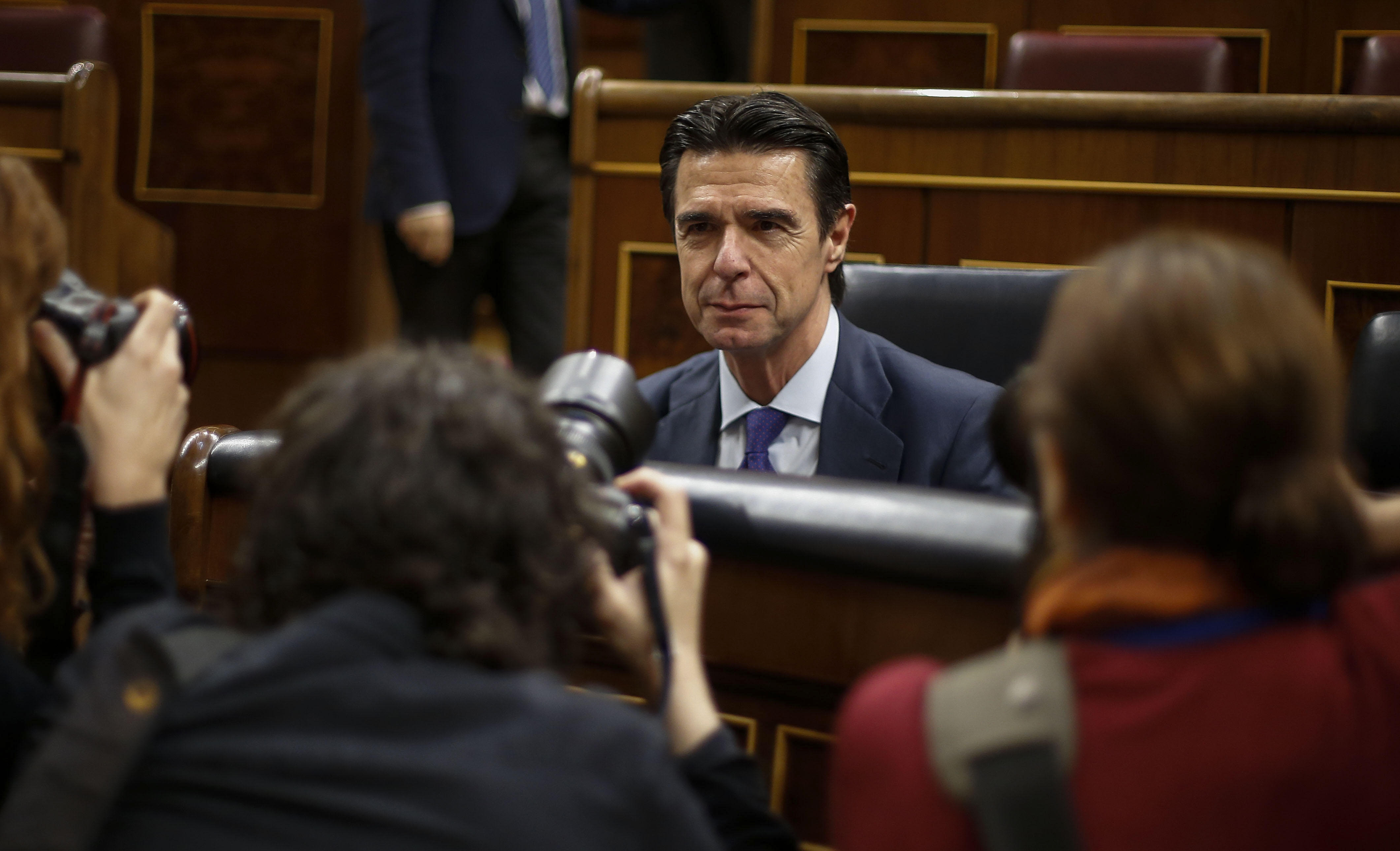 El ministro de Industria, Energía y Turismo, José Manuel Soria, a su llegada ayer al pleno del Congreso de los Diputados.