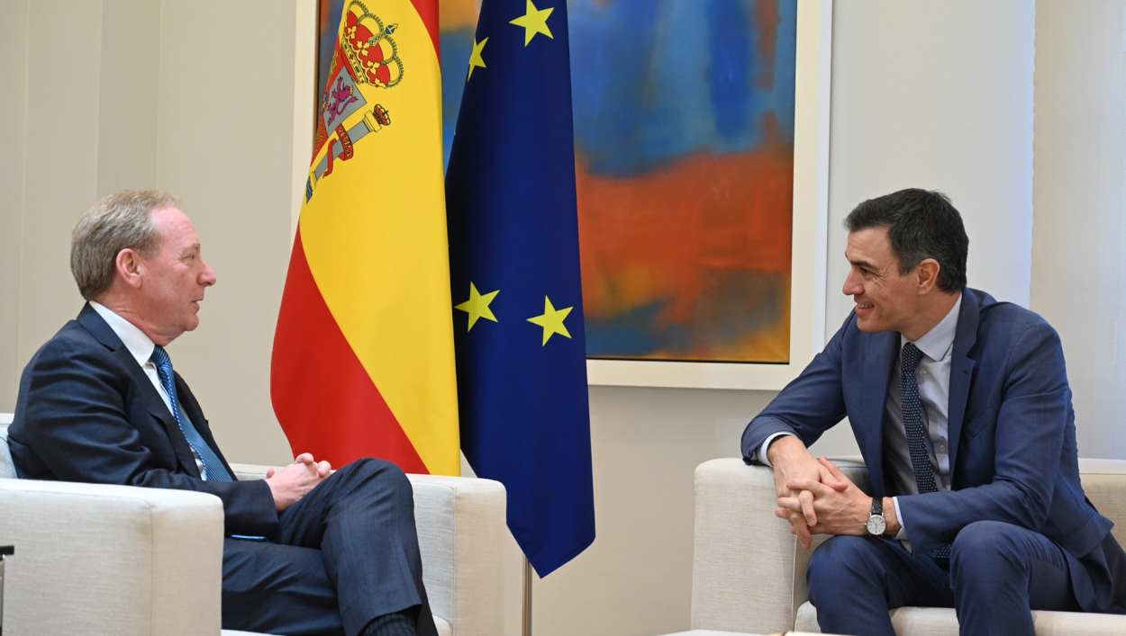 Brad Smith, presidente de Microsoft, y Pedro Sánchez, presidente del Gobierno, durante su reunión este lunes