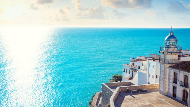 Faro de Peñíscola con vistas al mar Mediterráneo.