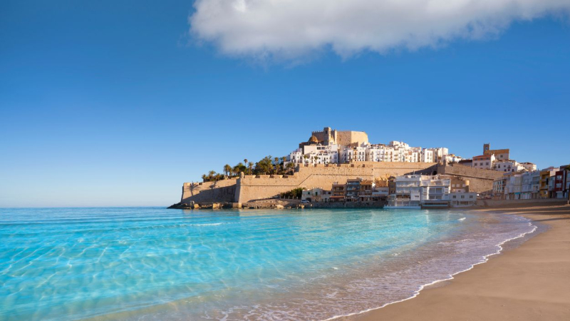 Playa Norte de Peñíscola con la ciudad de fondo.