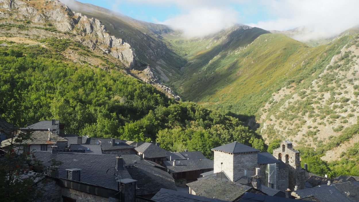 El pueblo leonés de Peñalba de Santiago se esconde en el Valle del Silencio y fue el hogar de santos y monjes durante la Edad Media.