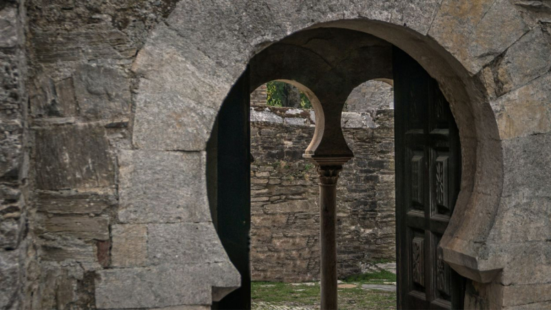 Arcos de herradura, distintivos del arte Mozárabe, de la Iglesia de Santiago de Peñalba.