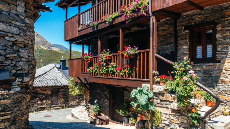 Casas de pizarra, calle empedrada y balcones de madera típicos de Peñalba de Santiago.