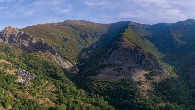 Vistas del pueblo Peñalba de Santiago y del impresionante Valle del Silencio, El Bierzo.