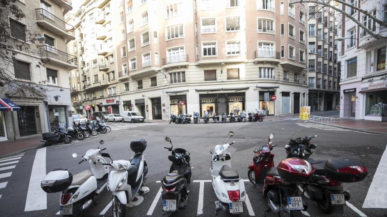 Motos aparcadas en Zaragoza. Heraldo de Aragón