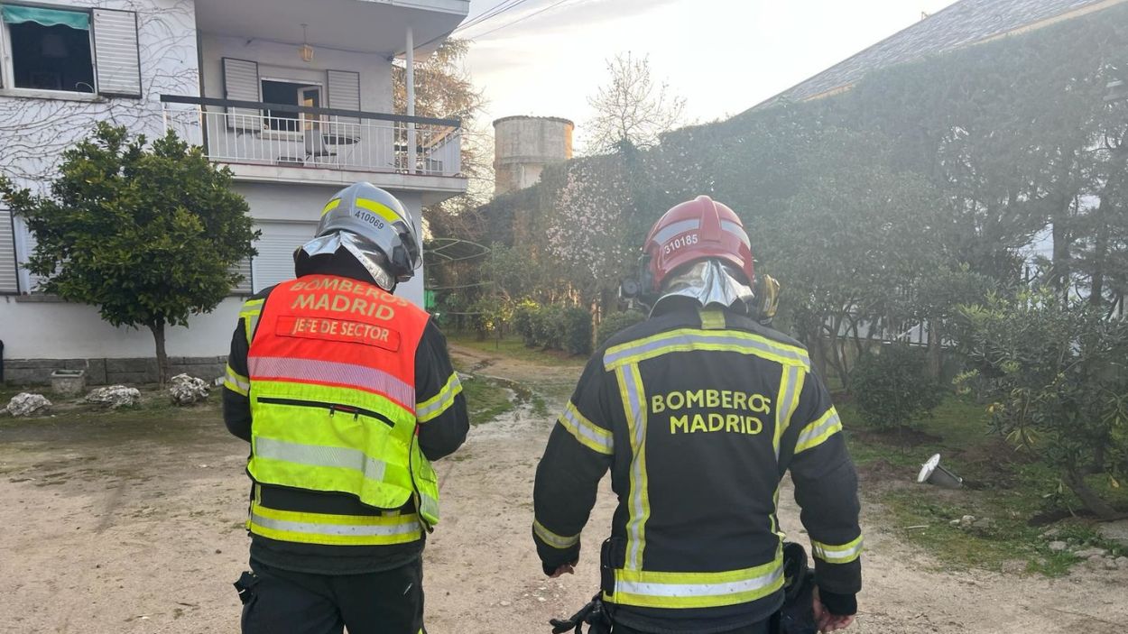 Los bomberos trabajan en las tareas de extinción del incendio declarado en la residencia Juan XXIII de Aravaca. EP. 