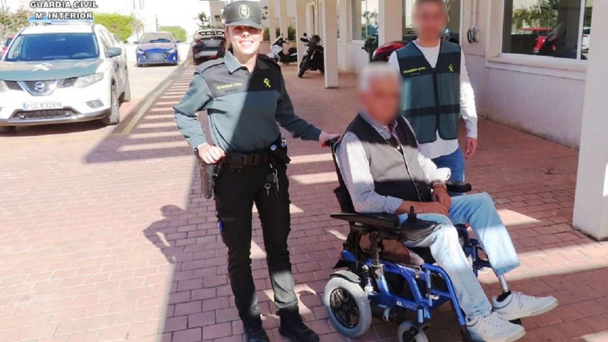 Un párroco roba una silla de ruedas a un discapacitado en El Campello para venderla en Wallapop. EP