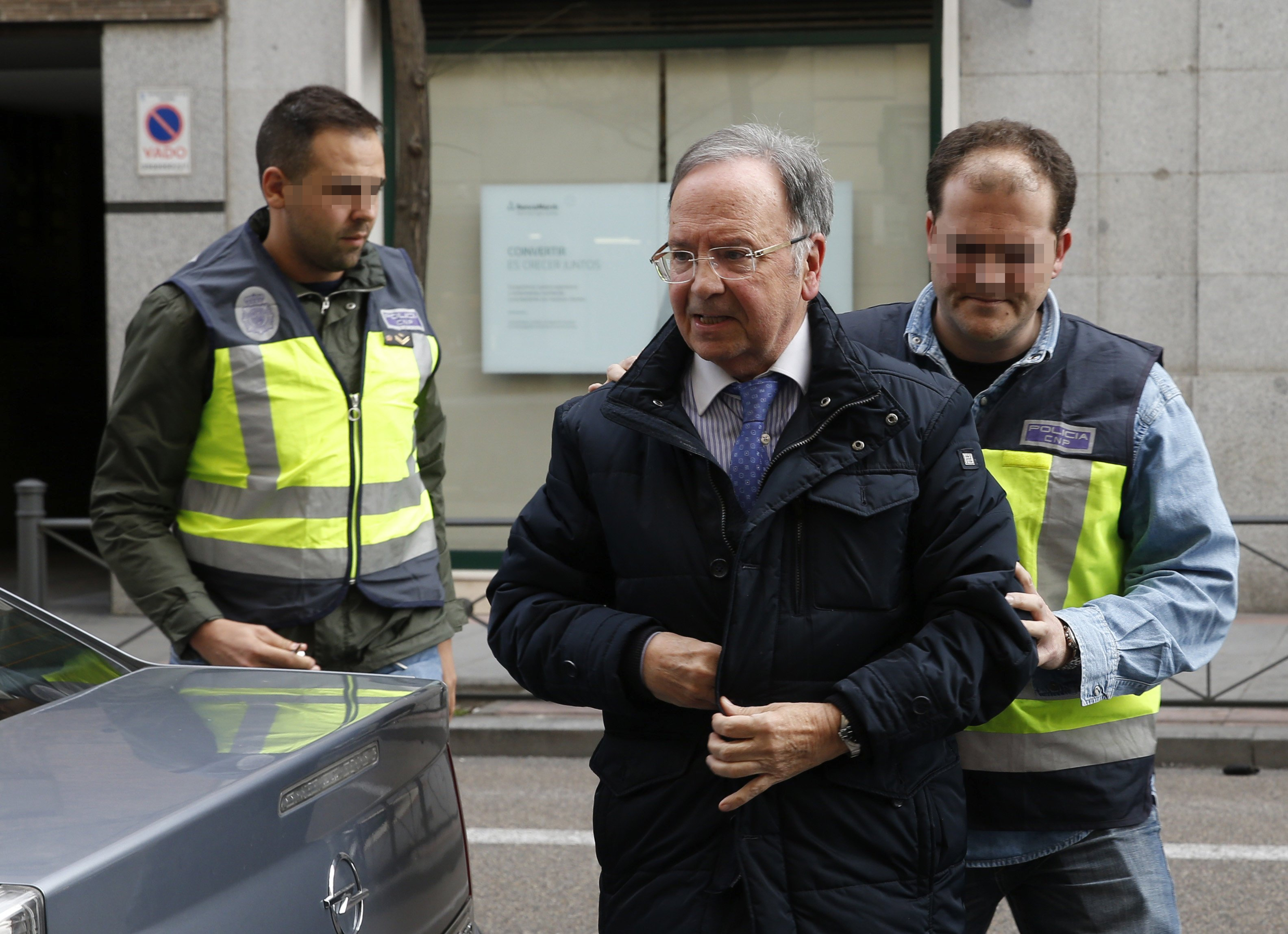 Miguel Bernad, en el momento de su detención por agentes de la UDEF