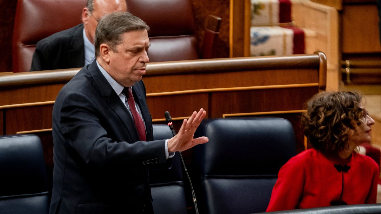 El ministro de Agricultura, Luis Planas, da el susto en el Congreso de los Diputados al sufrir un episodio de vértigo. EP. 