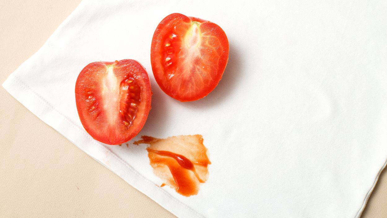 Quitar las manchas de tomate crudo, tomate frito y kétchup es posible siguiendo unos simples pasos.