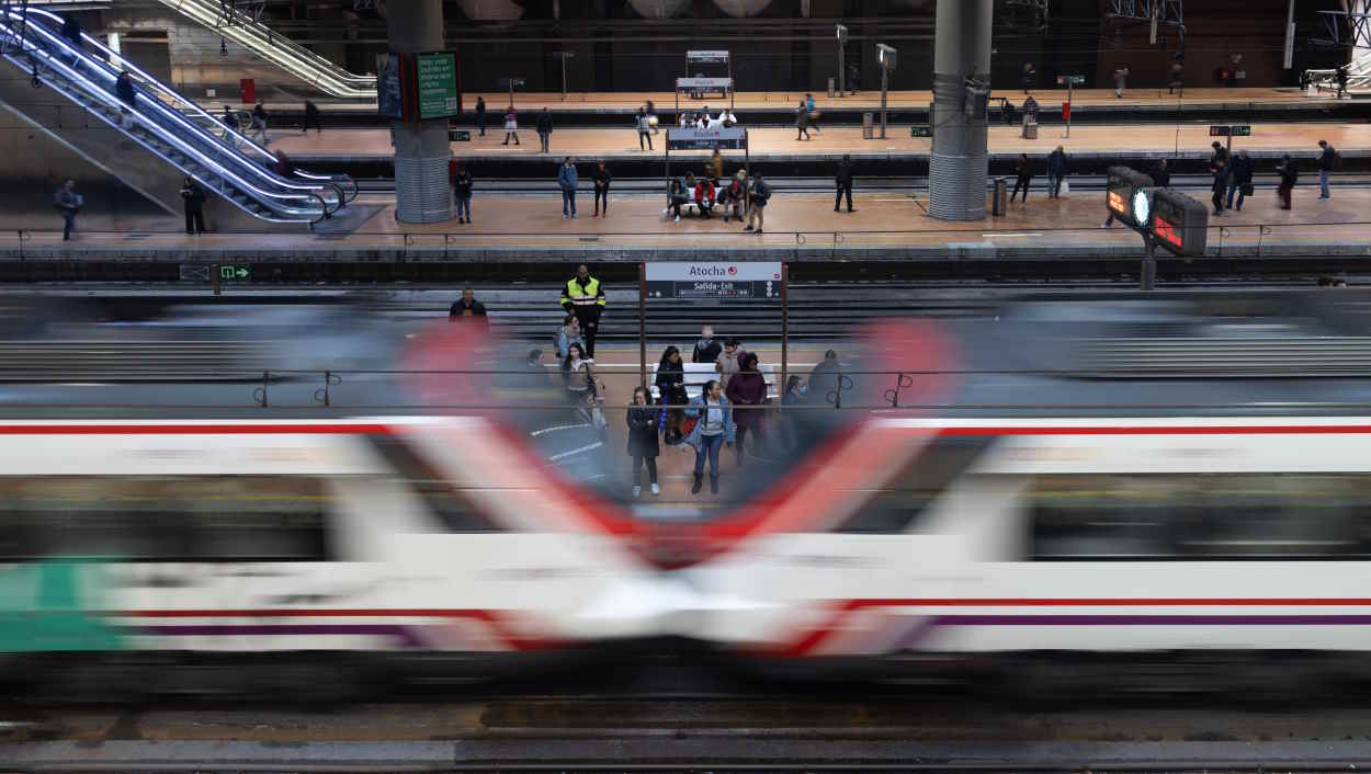 Pasajeros esperan en la estación de tren de Puerta de Atocha. EP