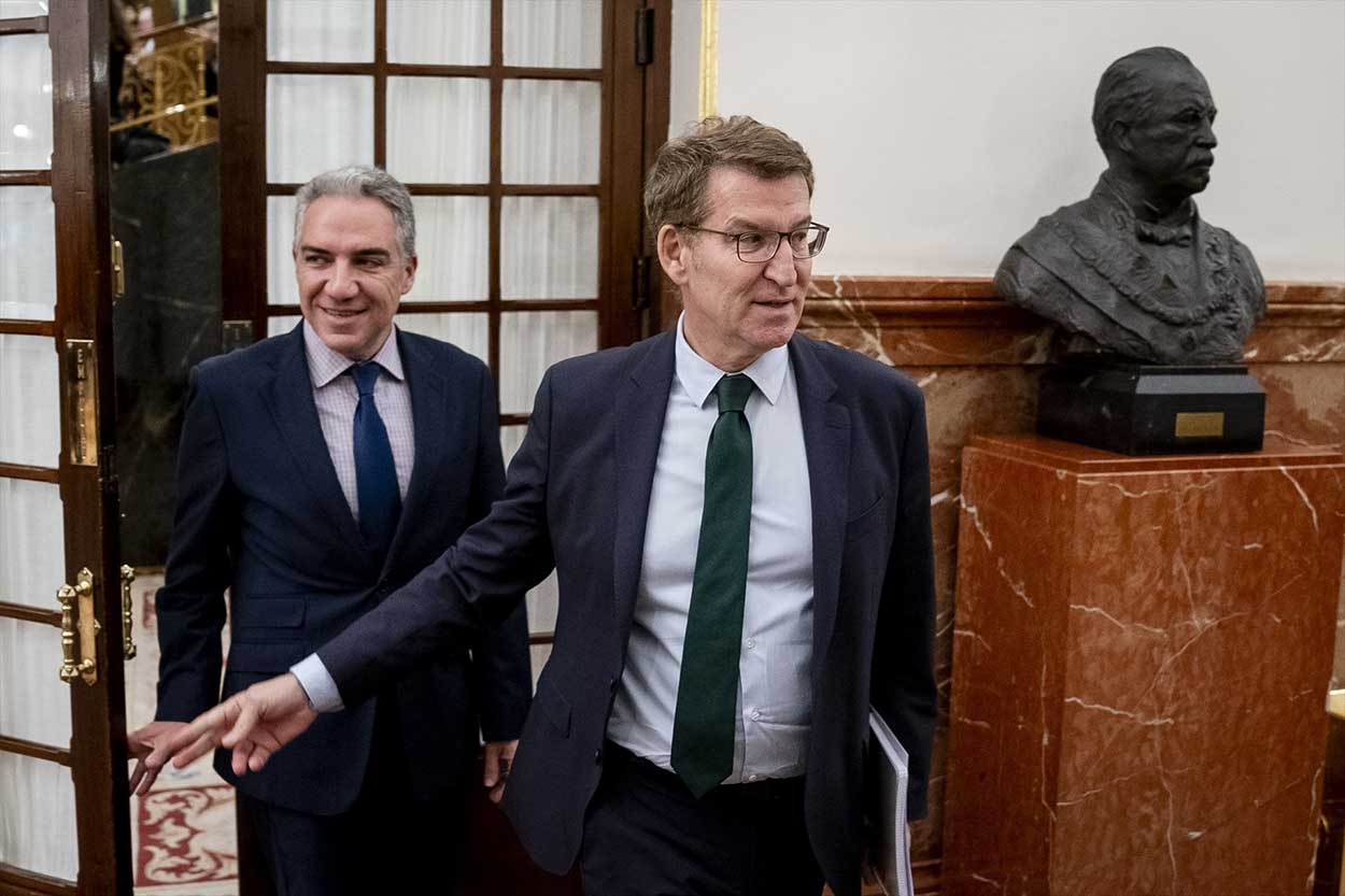 El coordinador general del PP, Elías Bendodo (i), y el presidente del Partido Popular, Alberto Núñez Feijóo (d), a su llegada a la sesión plenaria en el Congreso de los Diputados, a 21 de febrero de 2024, en Madrid (España). 
