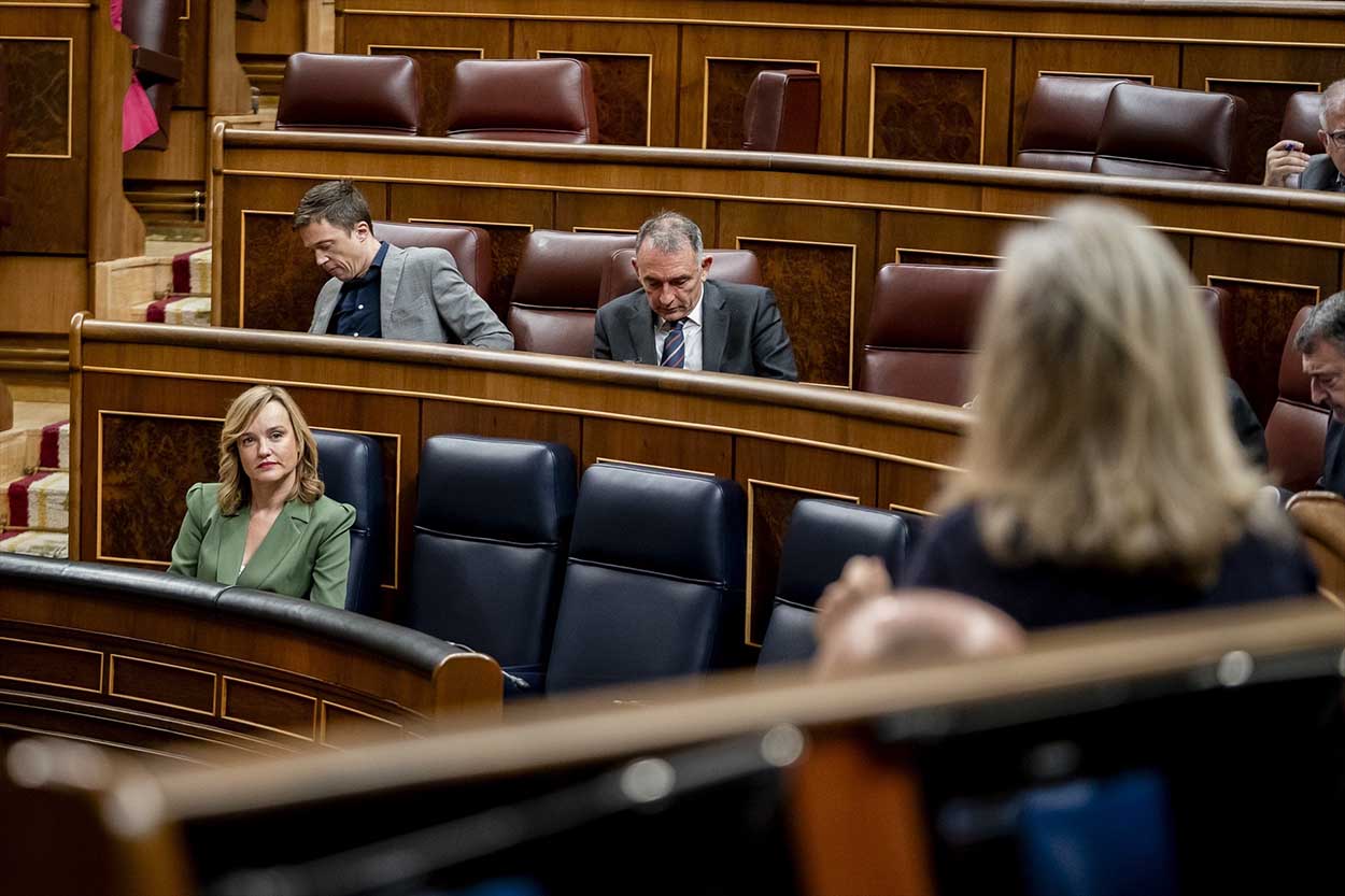 En primera fila, la ministra de Educación, Formación Profesional y Deporte, Pilar Alegría, y en segunda fila, el portavoz de Sumar en el Congreso, Iñigo Errejón (i), y el portavoz parlamentario de IU y diputado de Sumar, Enrique Santiago