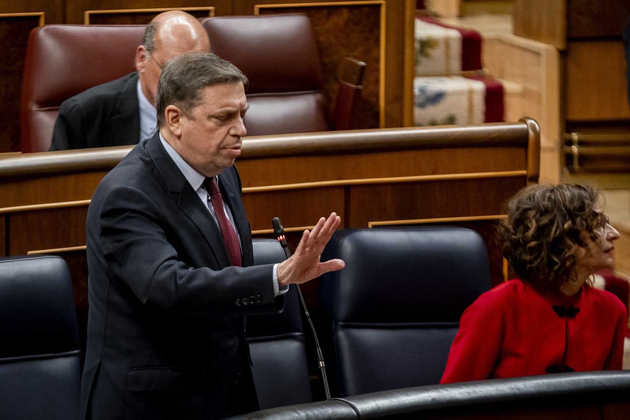 El ministro de Agricultura y Pesca, Luis Planas, interviene durante la sesión plenaria en el Congreso de los Diputados, a 21 de febrero de 2024