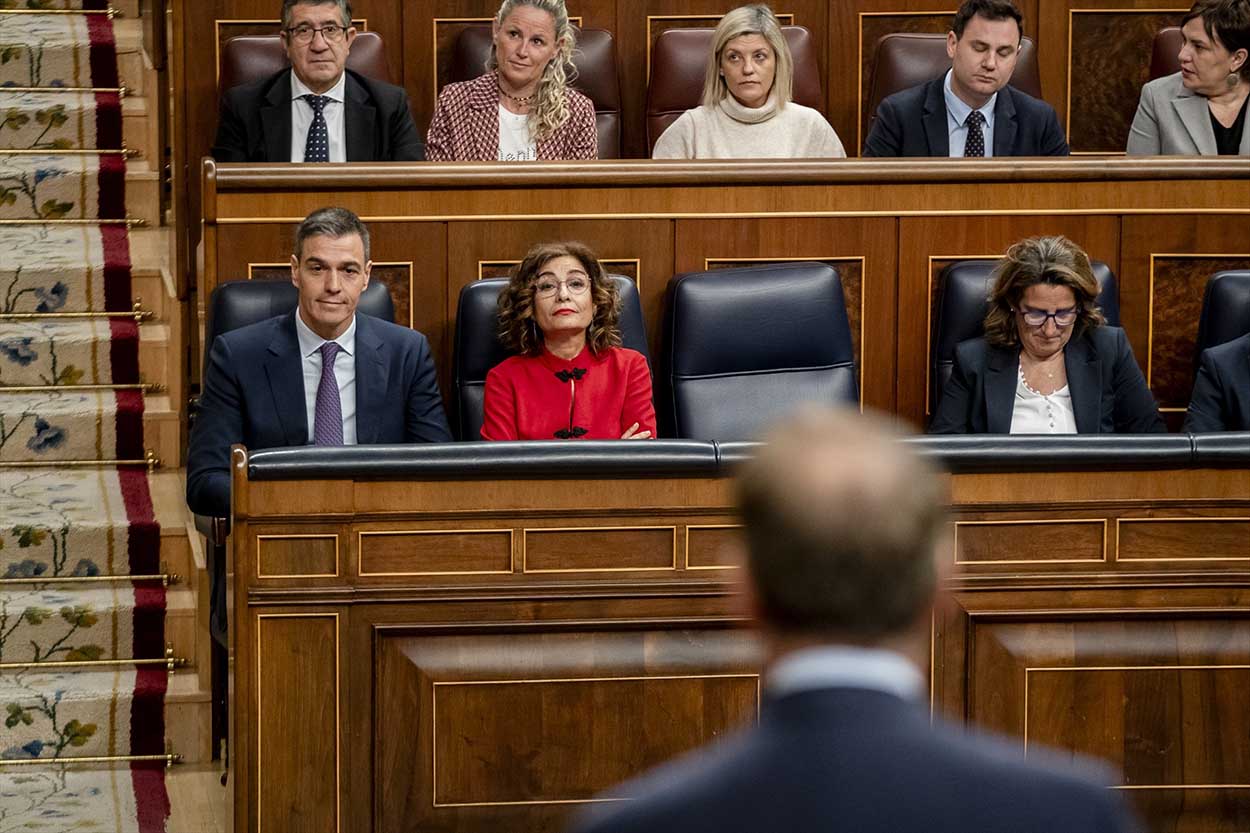 (I-D) El presidente del Gobierno, Pedro Sánchez; la vicepresidenta primera y ministra de Hacienda, María Jesús Montero, y la vicepresidenta tercera y ministra para la Transición Ecológica y el Reto Demográfico, Teresa Ribera