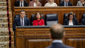 (I-D) El presidente del Gobierno, Pedro Sánchez; la vicepresidenta primera y ministra de Hacienda, María Jesús Montero, y la vicepresidenta tercera y ministra para la Transición Ecológica y el Reto Demográfico, Teresa Ribera