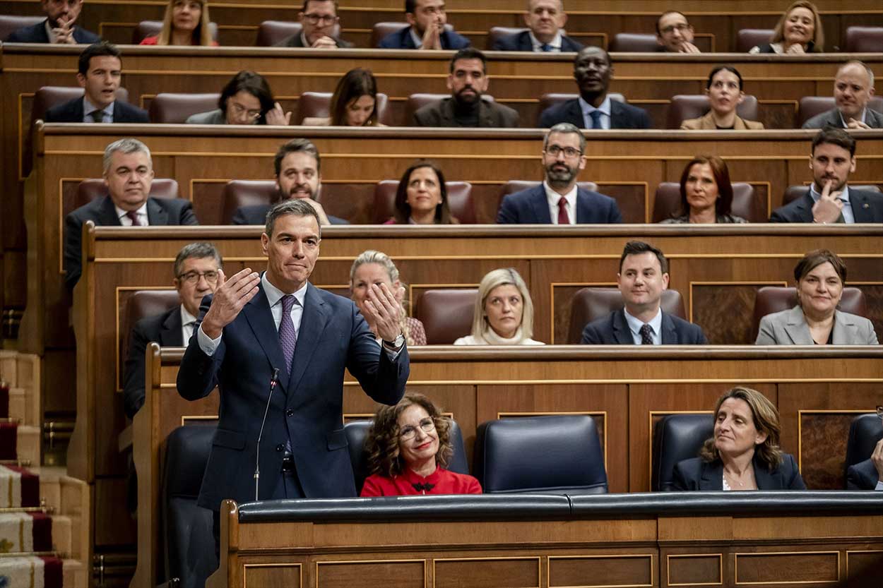 (I-D) El presidente del Gobierno, Pedro Sánchez; la vicepresidenta primera y ministra de Hacienda, María Jesús Montero, y la vicepresidenta tercera y ministra para la Transición Ecológica y el Reto Demográfico, Teresa Ribera