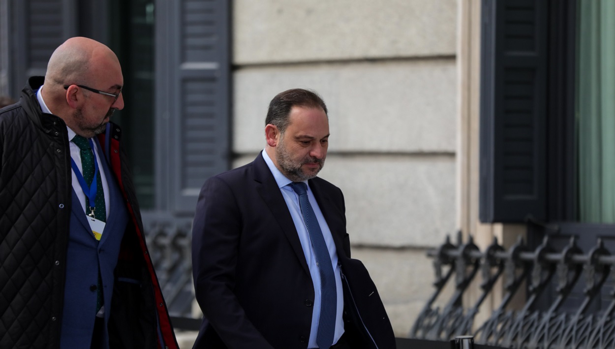 Koldo García y José Luis Ábalos llegando al Congreso. EP