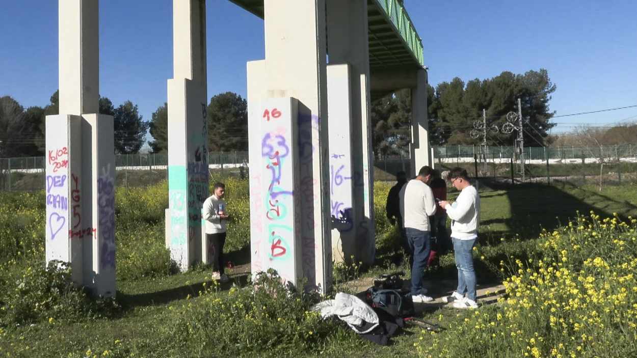 Jovenes en el altar en homenaje a Rayan en Getafe. El Mundo