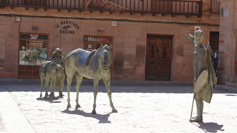 Estatuas en homenaje a Don Quijote y Sancho Panza. Turismo de Villanueva de los Infantes