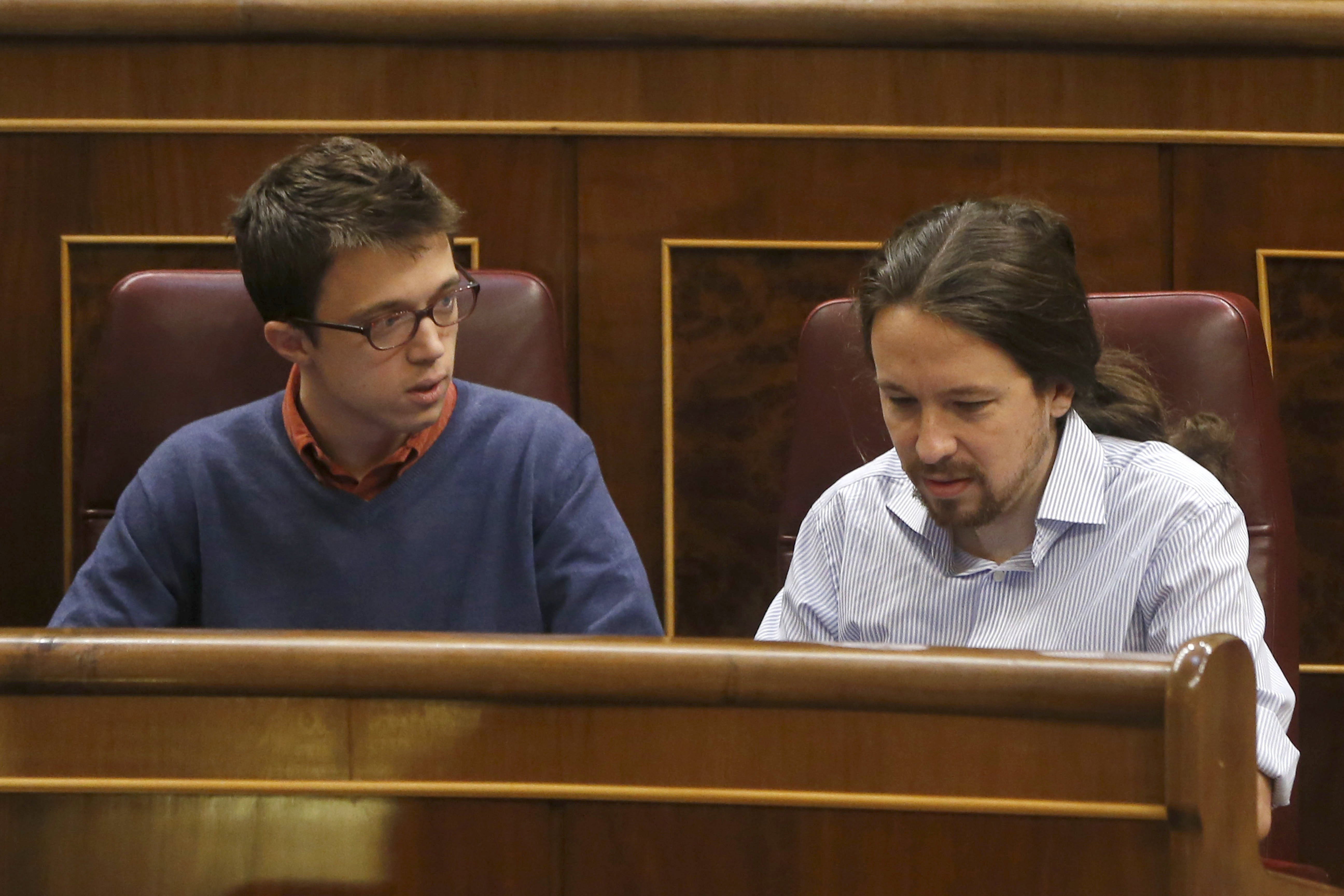 El lider de Podemos, Pablo Iglesias, d., y el portavoz del grupo, Íñigo Errejón, en sus escaños en el Congreso