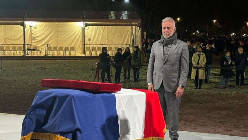 El ministro de Memoria Democrática, Ángel Víctor Torres, asistió a una vigilia en el Mont Valérien de París.