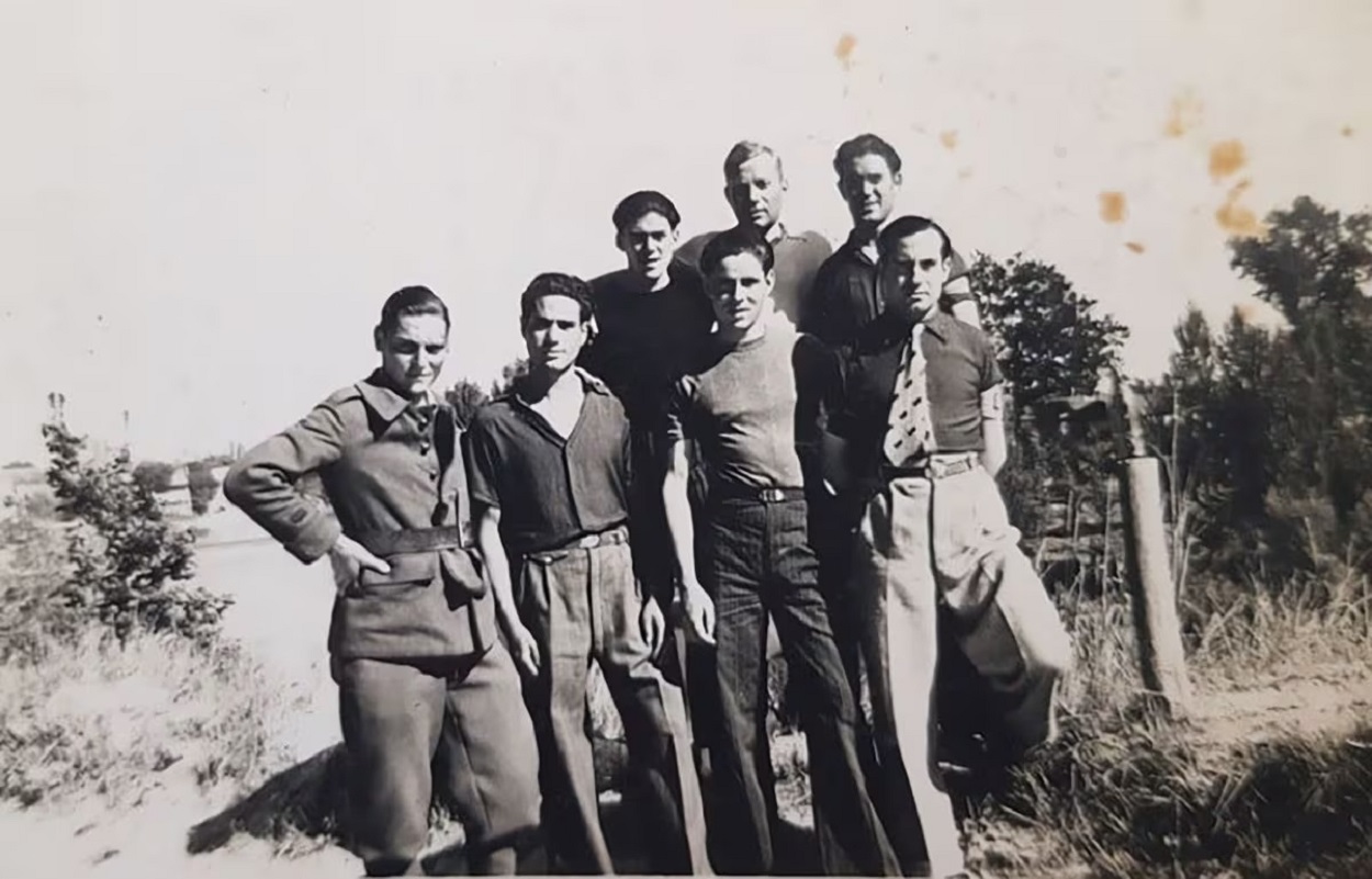 Celestino Alfonso, deuxième à partir de la gauche, avec son maillot ouvert. Photographie de famille