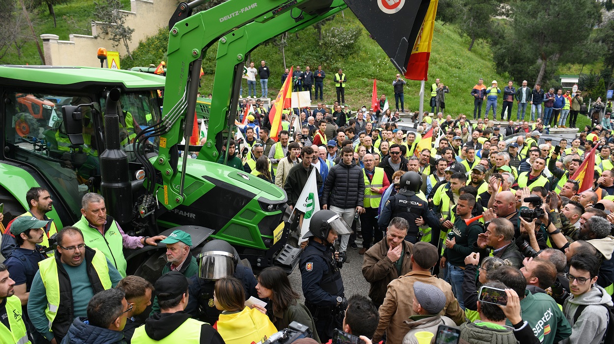 Agricultores y manifestantes a las puertas del Ministerio de Agricultura. EP