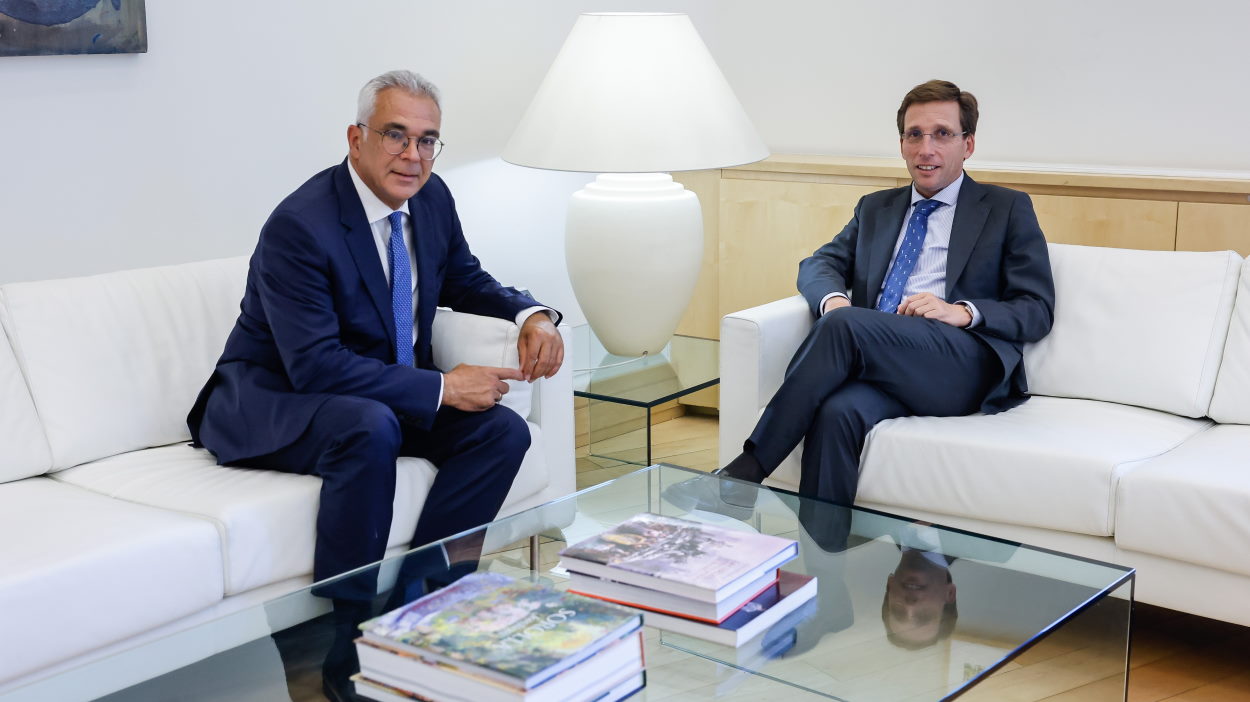 Carlos Izquierdo, concejal presidente del distrito de Carabanchel y portavoz del Grupo Municial del PP, y José Luis Martínez Almeida, alcalde de Madrid. EP.