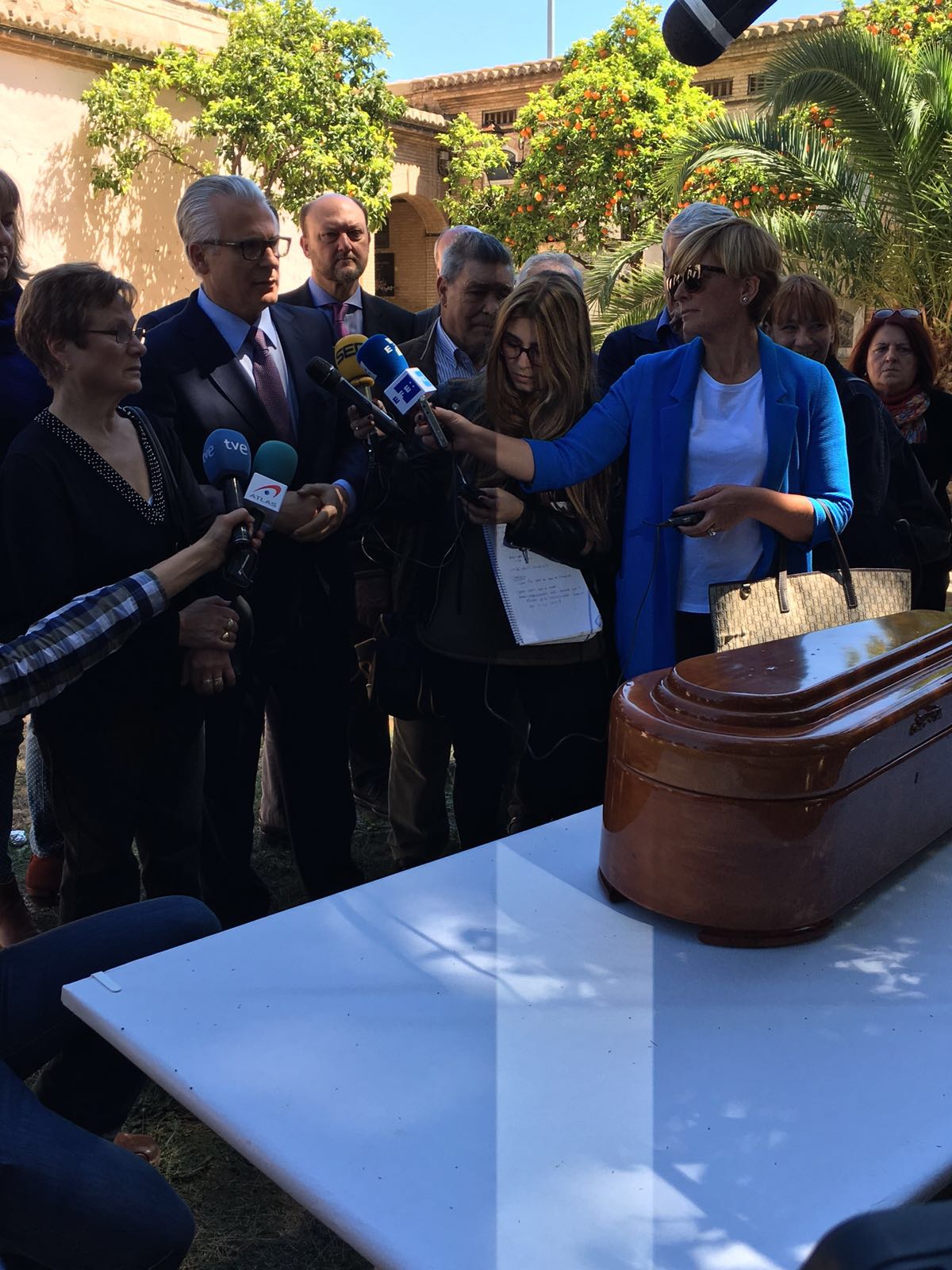 Momento de la entrega de los restos de Teófilo Alcorisa a su familia. 