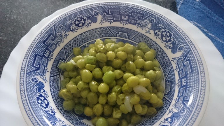 Ensalada de guisantes y maíz y palometa frita con patatas cocidas 