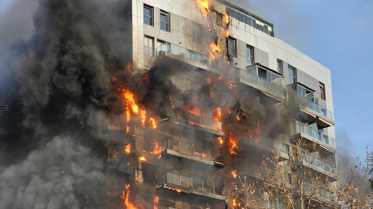 Edificio ardiendo en la calle Maestro Rodrigo, en Valencia. Twitter