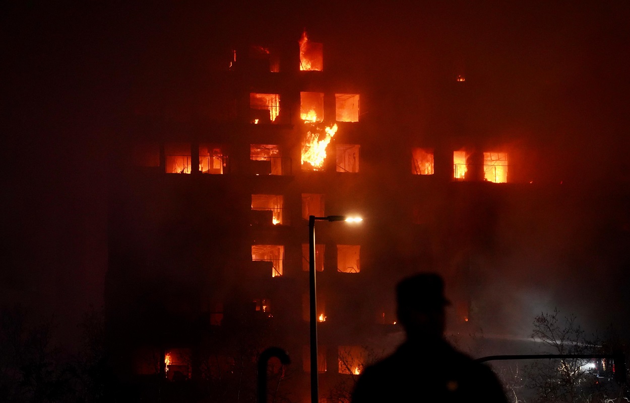 Un material combustible de la fachada propició la propagación del incendio. EP