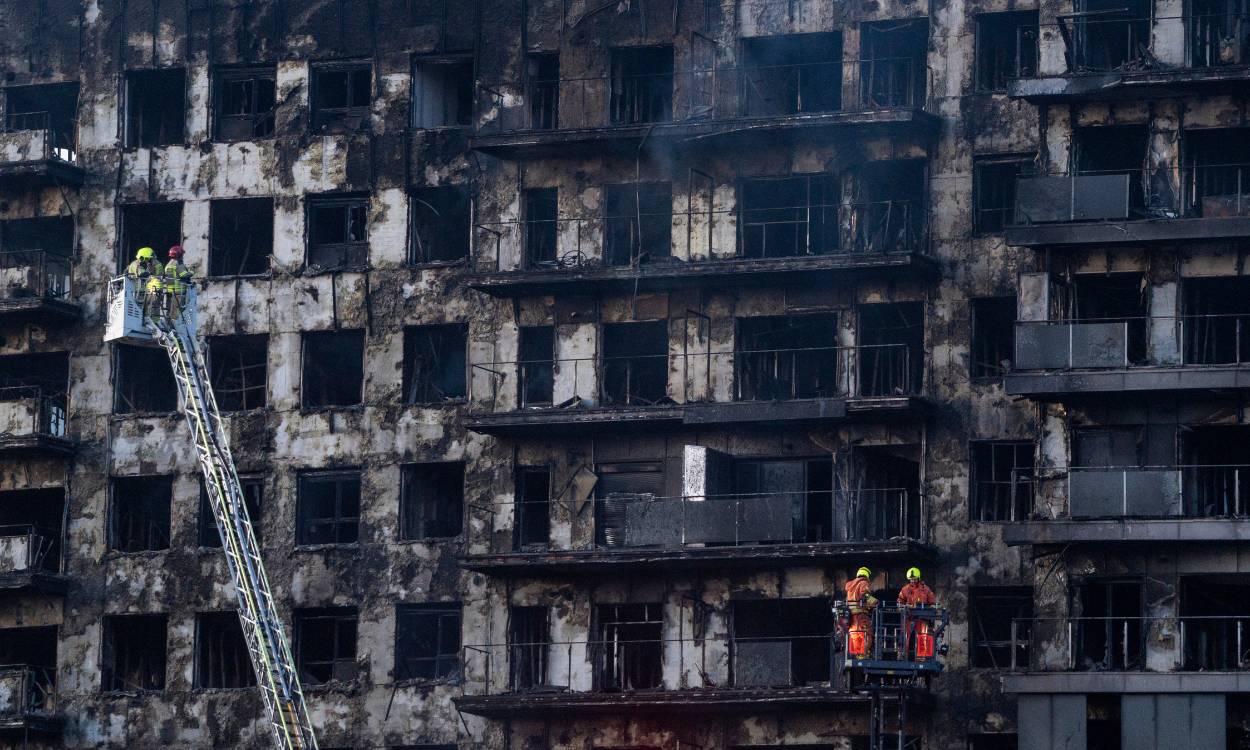 La fachada del edificio de Valencia tras el incendio. EP