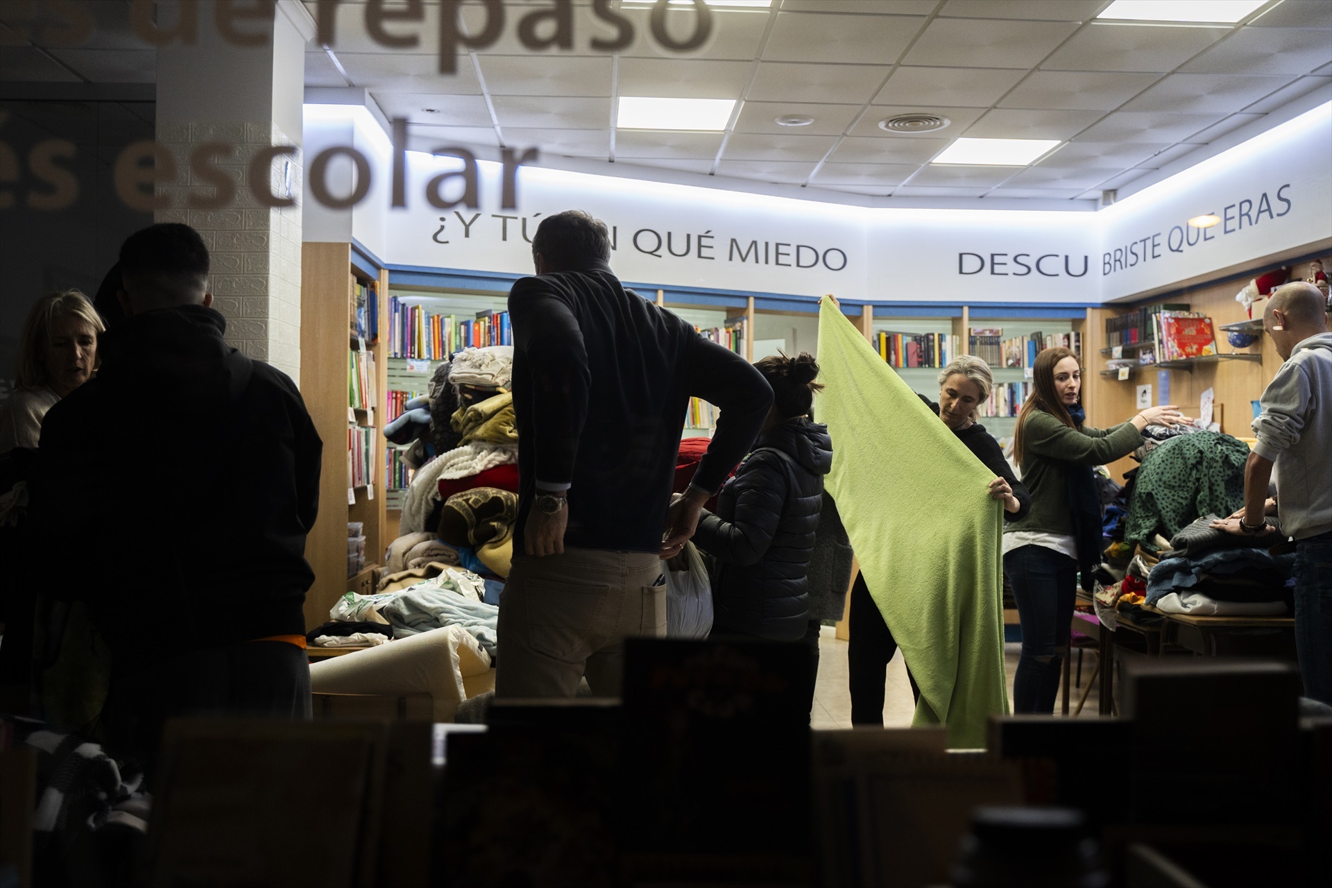 Vecinos haciendo acopio de ropa y mantas en los alrededores del edificio incendiado, en el barrio de Campanar, a 22 de febrero de 2024, en Valencia, Comunidad Valenciana (España). 