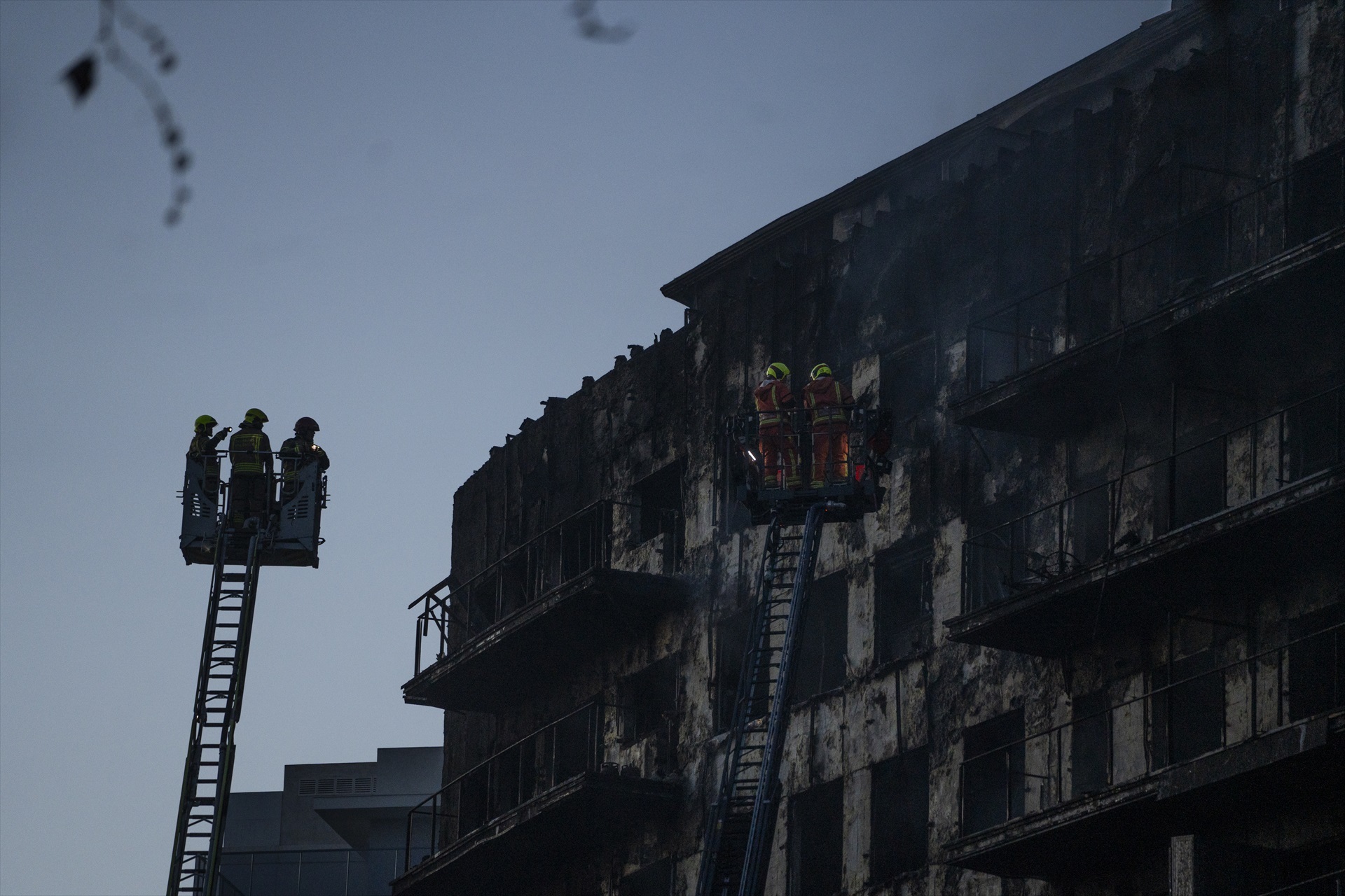 Los bomberos trabajando en el incendio en el barrio de Campanar.