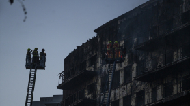 Los bomberos trabajando en el incendio en el barrio de Campanar.