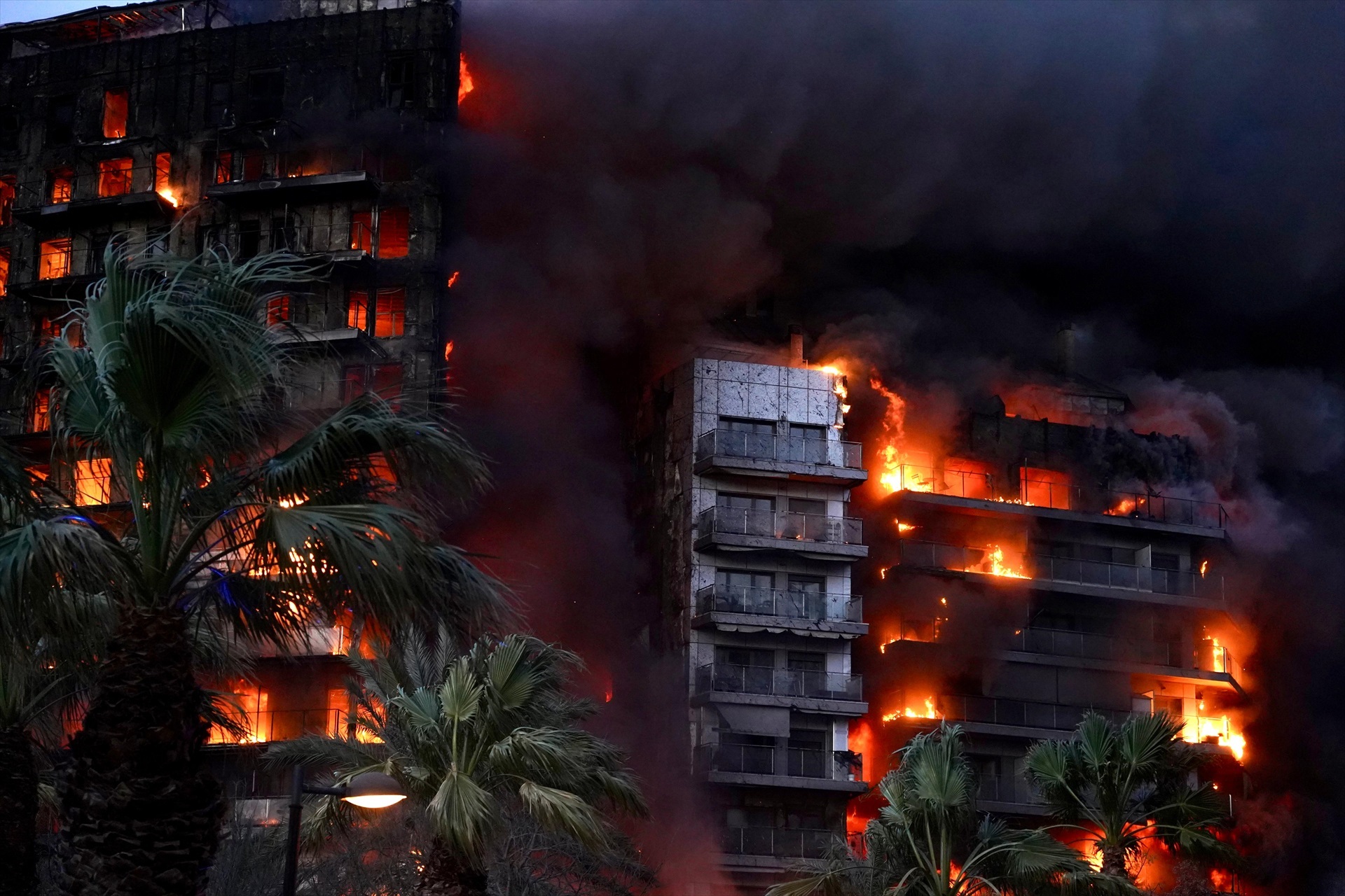 Las llamas devoran dos edificios en el barrio de Campanar, a 22 de febrero de 2024, en Valencia, Comunidad Valenciana (España). 