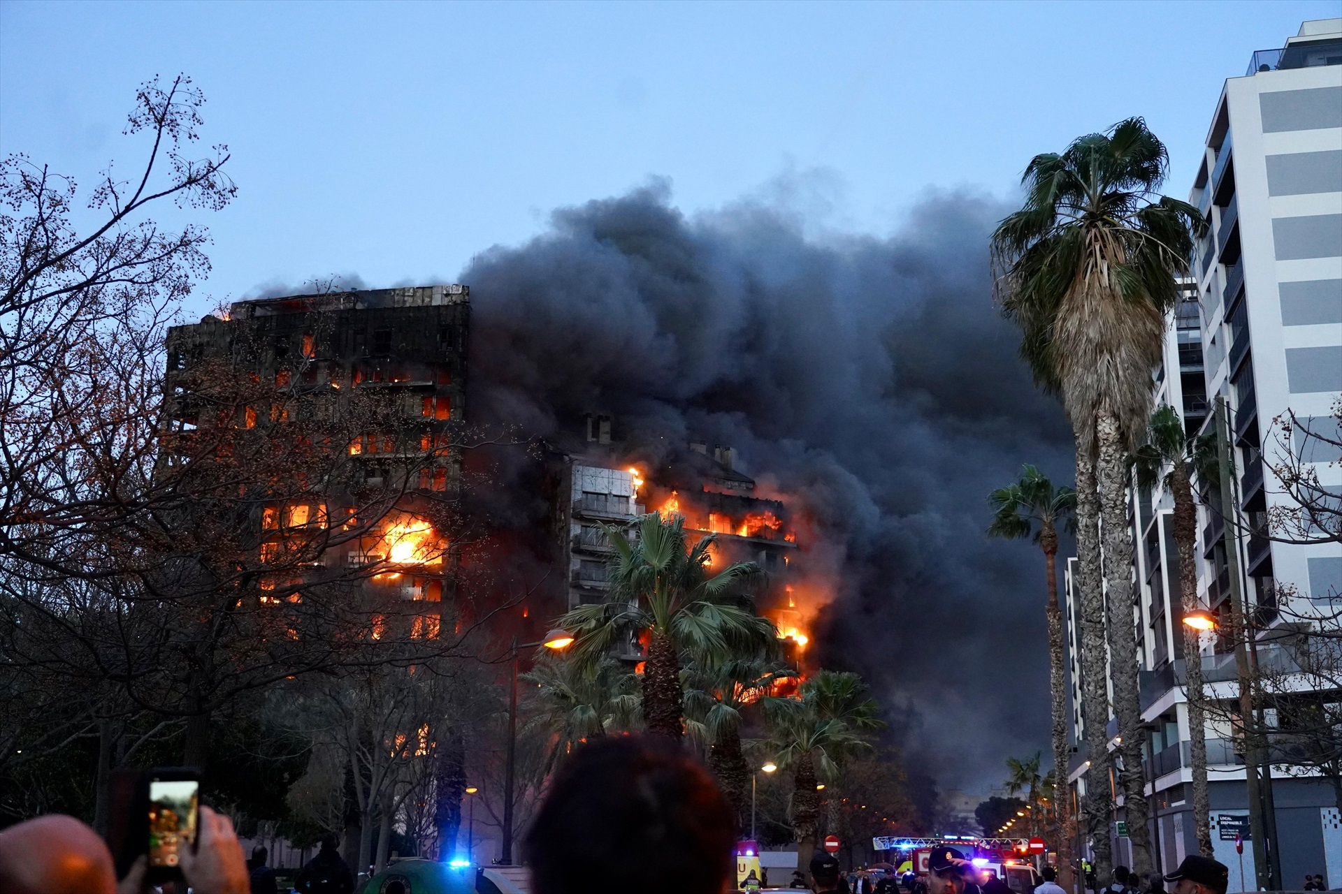 Las llamas devoran dos edificios en el barrio de Campanar, a 22 de febrero de 2024, en Valencia, Comunidad Valenciana (España). Un