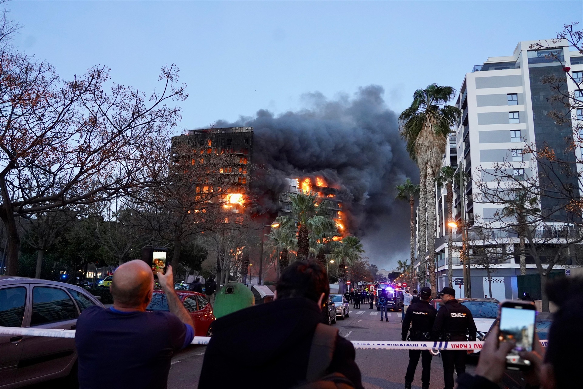 Las llamas devoran dos edificios en el barrio de Campanar, a 22 de febrero de 2024, en Valencia, Comunidad Valenciana (España). 
