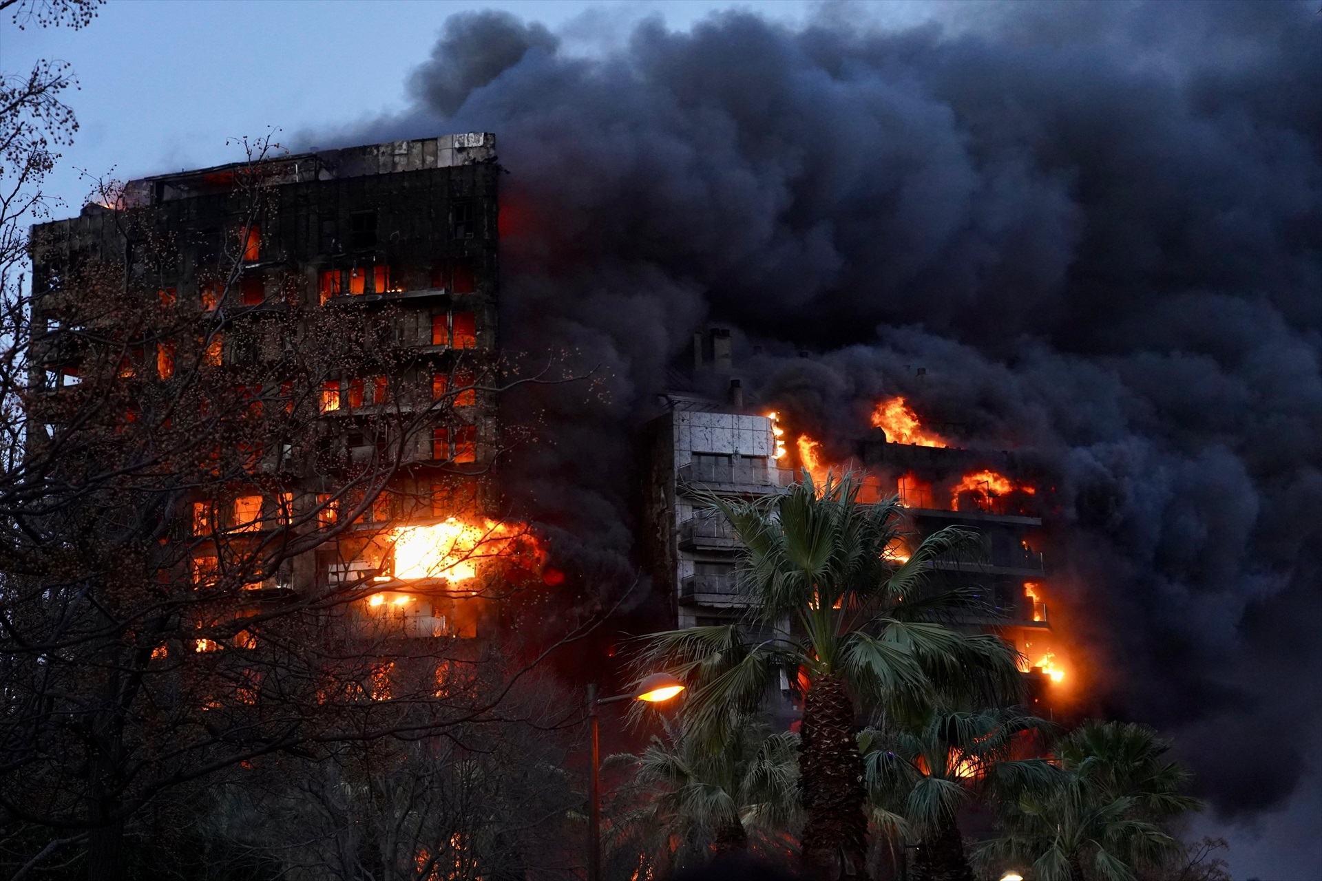 Las llamas devoran dos edificios en el barrio de Campanar, a 22 de febrero de 2024, en Valencia, Comunidad Valenciana (España). Un