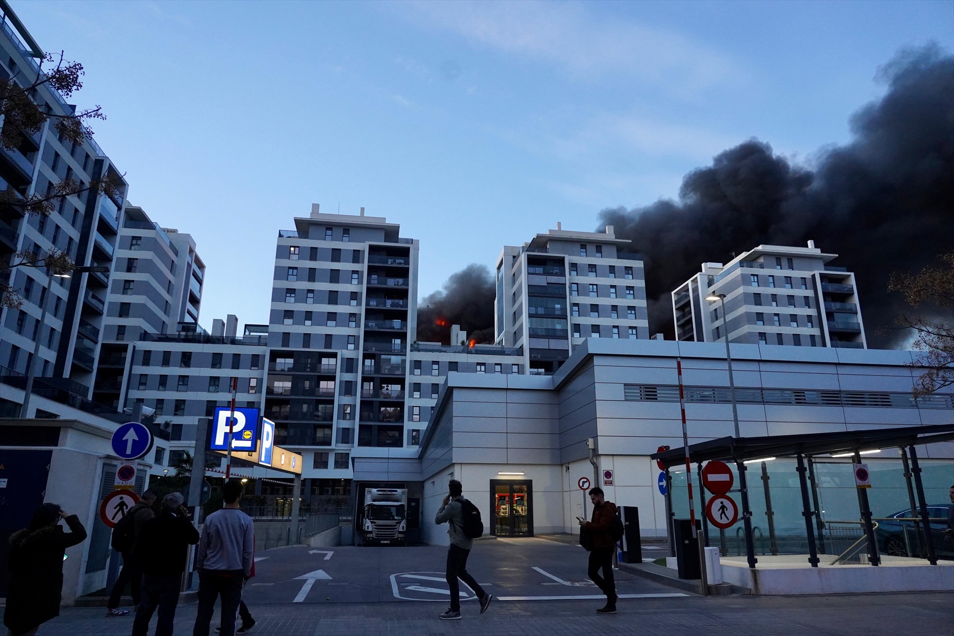 Parte trasera del edificio en llamas, en el barrio de Campanar, a 22 de febrero de 2024, en Valencia, Comunidad Valenciana (España).