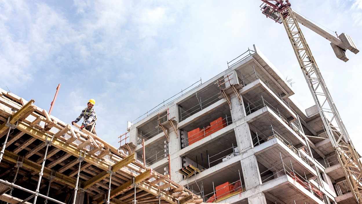 El poliuretano, una constante en los edificios de la burbuja inmobiliaria. Edificio en construcción, a 2017. EP