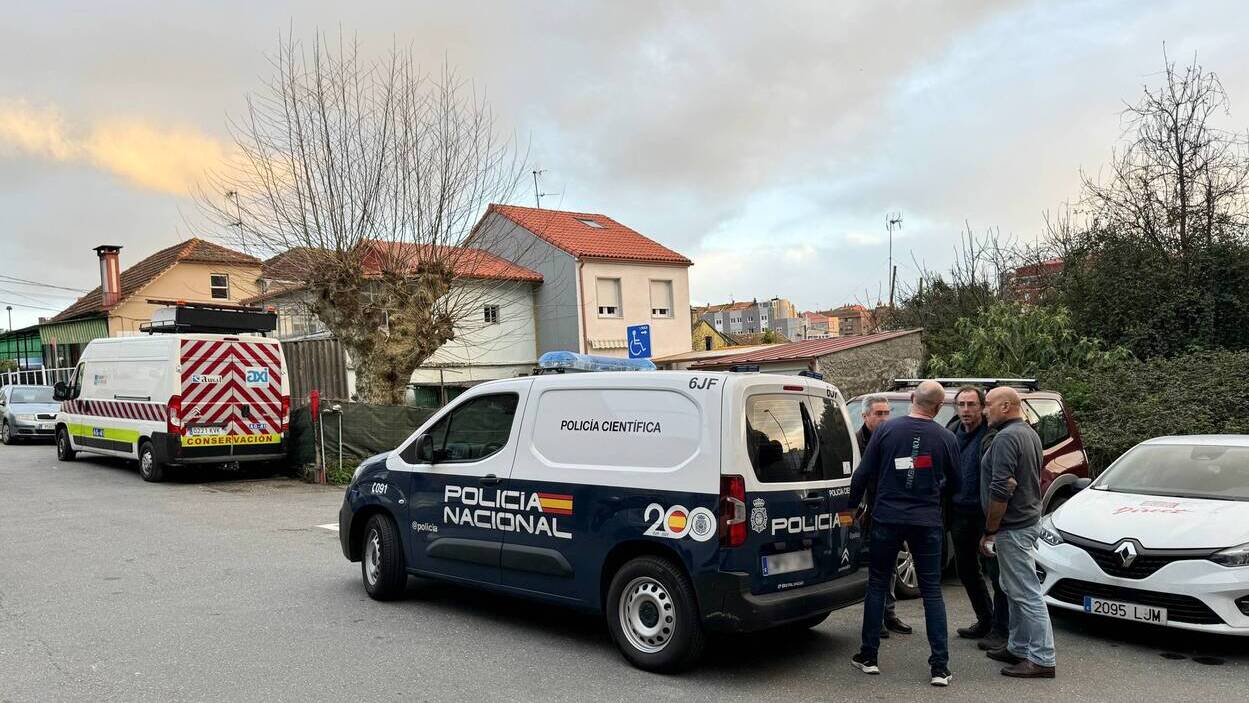 La Policía Científica en el lugar donde se encontró una maleta que contenía un cadáver. EFE