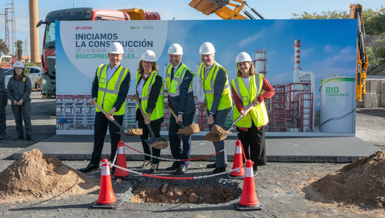 Foto de familia de Cepsa y Bio Oils en el arranque de la construcción de la mayor planta de biocombustibles 2G del sur de Europa