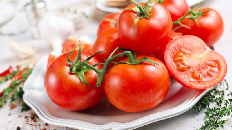 Así se quitan las manchas de tomate crudo de tu ropa.